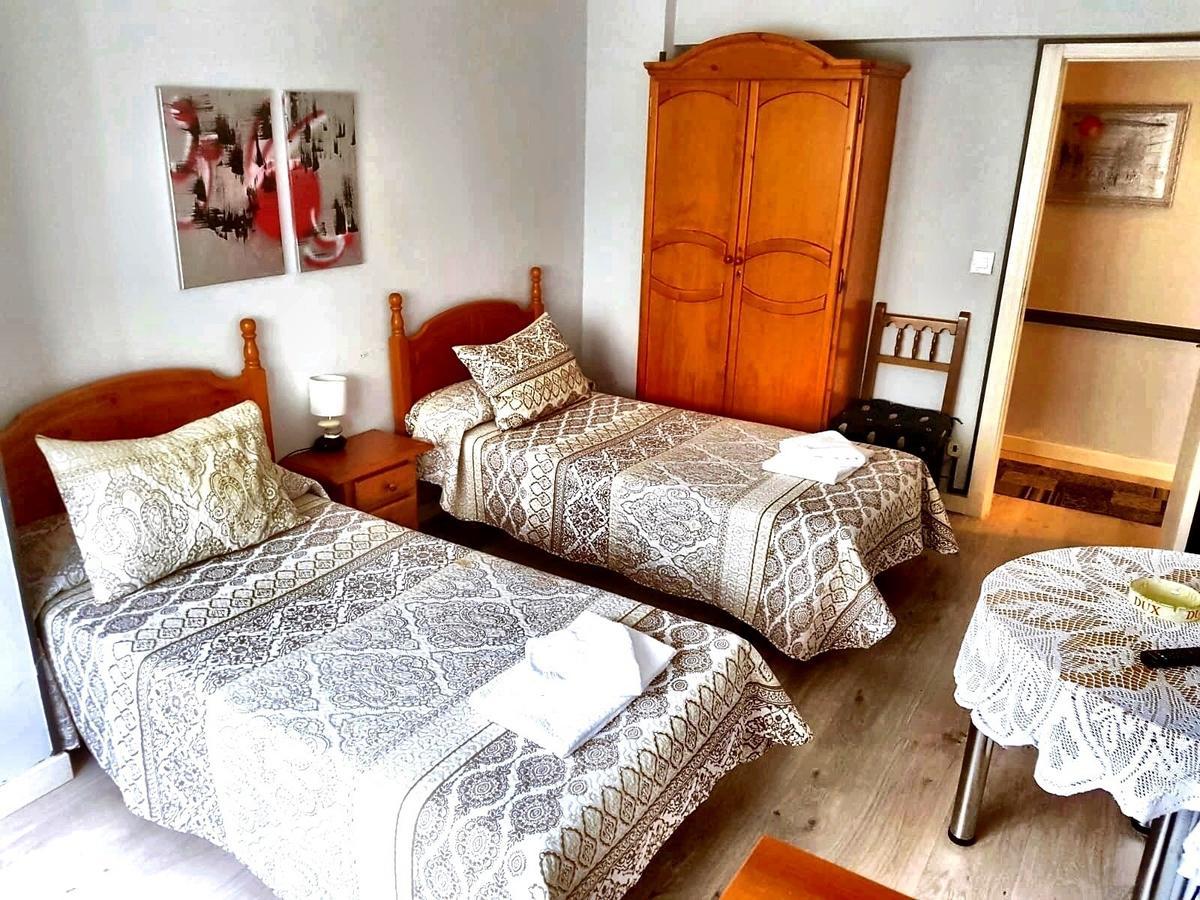 Hostal El Pesquero Burgos Bagian luar foto