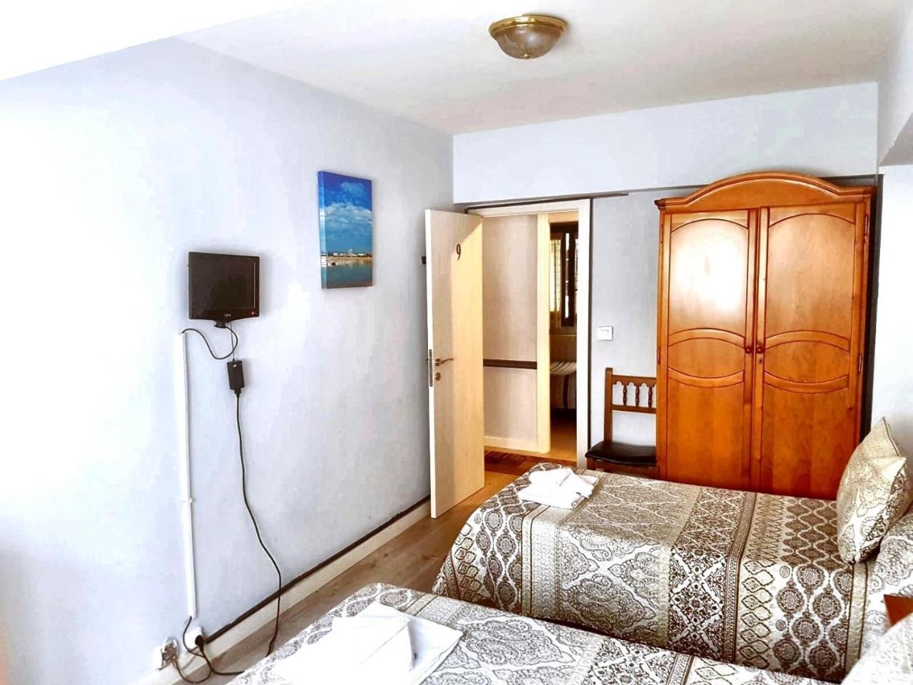 Hostal El Pesquero Burgos Bagian luar foto