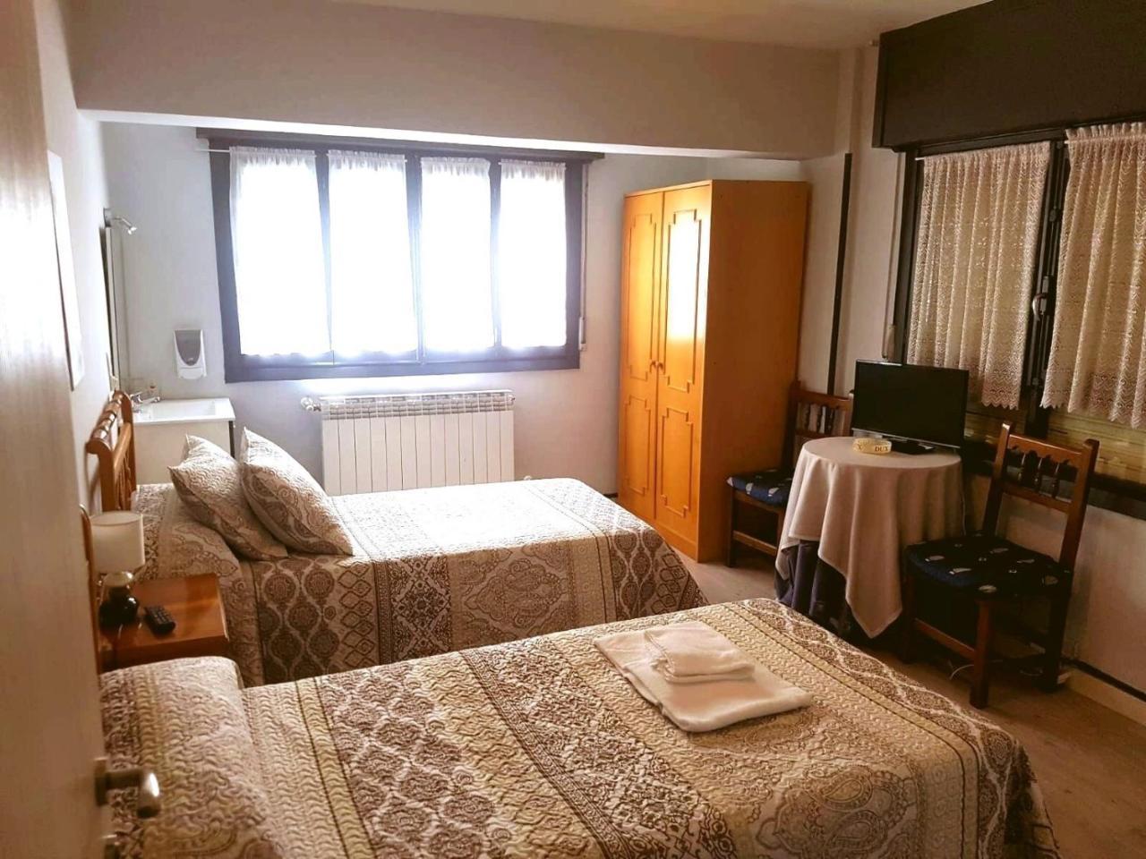 Hostal El Pesquero Burgos Bagian luar foto